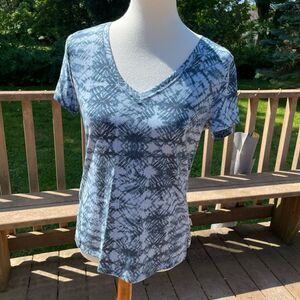 Eddie Bauer small v-neck t-shirt